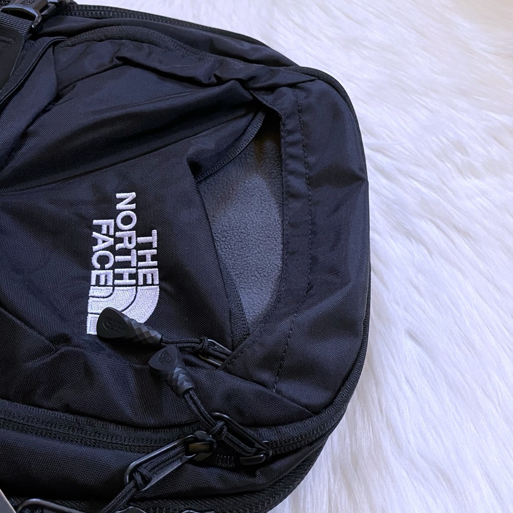 The North Face Unisex Recon Black 30 Liter Backpack - Picture 6 of 10